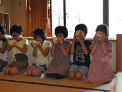 アフタースクール くがやまキッズの写真（茶道のイベントでは、静と動のバランスを整え日本人としての誇りを学びます。）