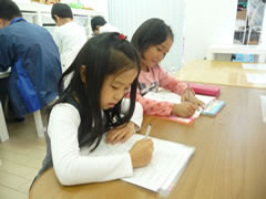 子どもが自主的に学習に取り組めるように習慣づけ、幅広く学習指導致します。また、外国人スタッフによるEnglish Timeも行っております。