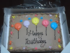 お誕生日には、このケーキにロウソクを立ててお祝いします。